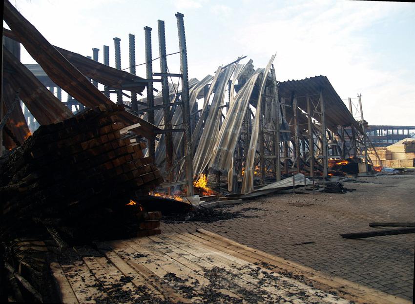 Grossbrand Holzlager Siegburg Industriestr P130.JPG